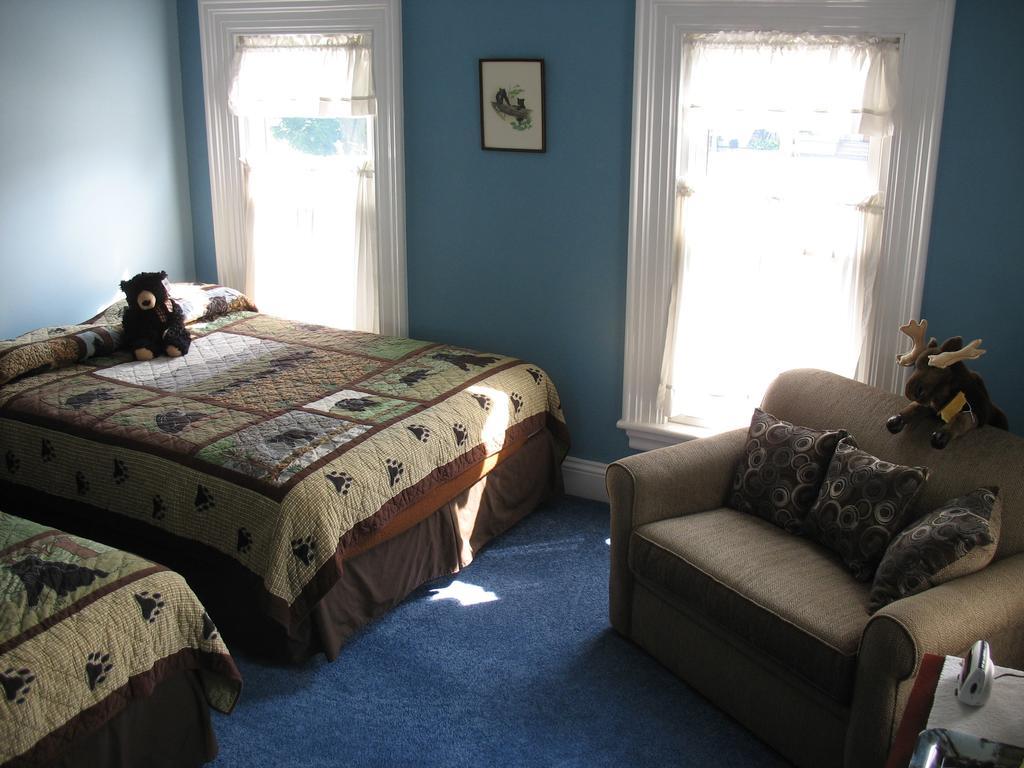 Hugging Bear Inn Bellows Falls Exterior photo